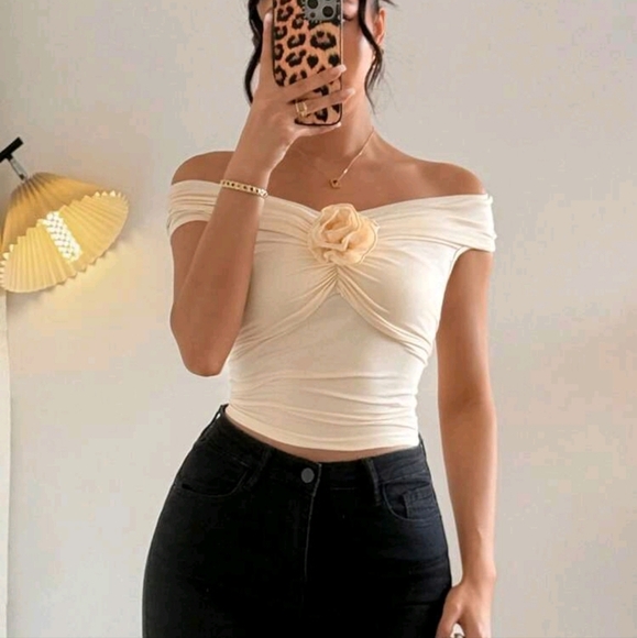 Summer Elegant Off Shoulder Floral Ruched Fitted T-Shirt - Picture 1 of 4